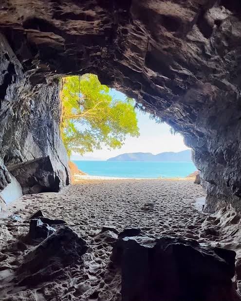 Interior da Gruta que Chora com vista para o mar