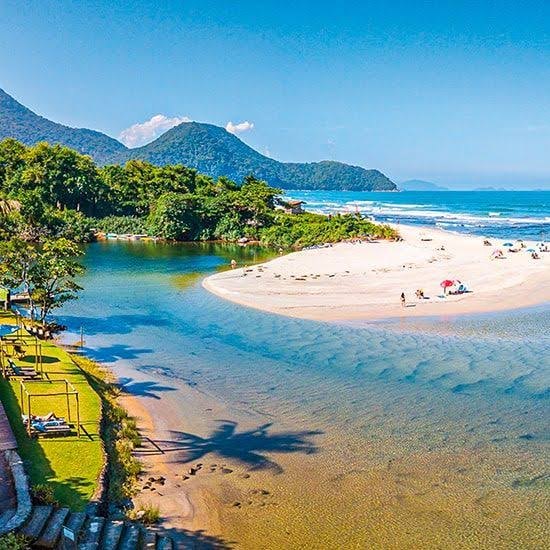 Praia de Itamambuca, com o rio encontrando o mar