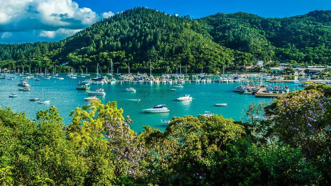 Vista do mirante para a baía do Saco da Ribeira, com barcos ancorados