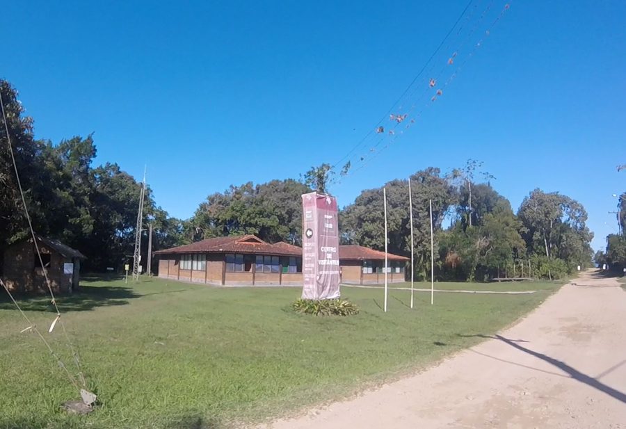 Centro de Visitantes do Núcleo Picinguaba, entre gramado e mata