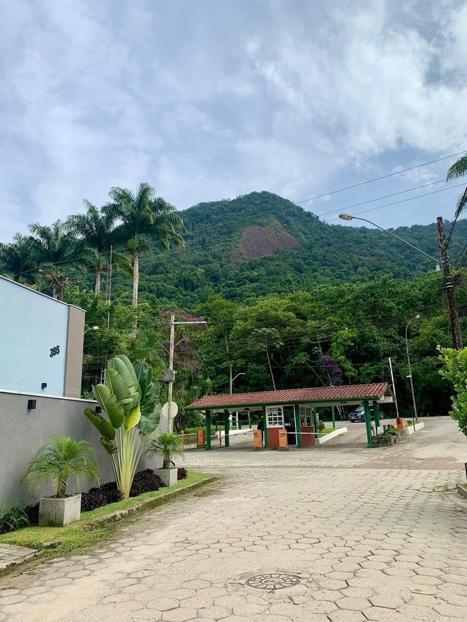Portaria do condomínio Pedra Verde com o morro ao fundo