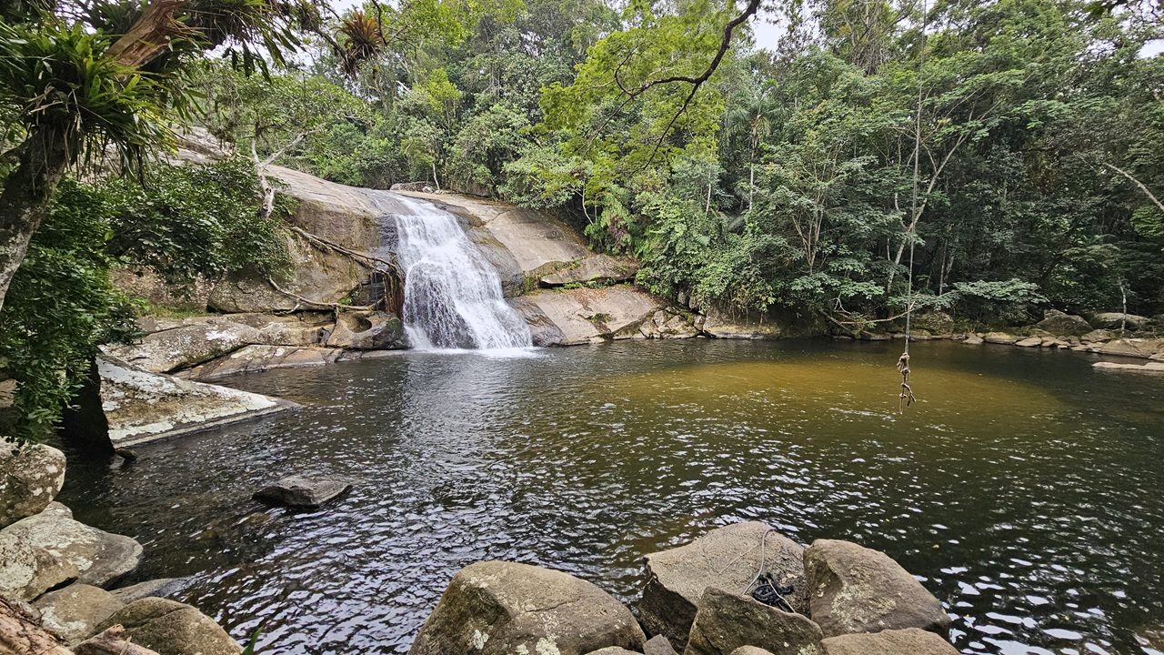 Cachoeira do Prumirim caindo sobre pedras em um poço de água doce