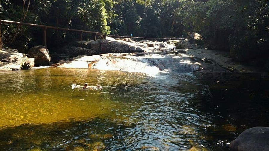 Poço de água cristalina na Cachoeira da Renata, entre pedras e mata