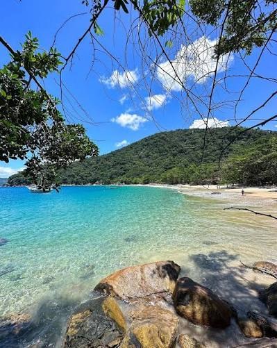 Trilha na mata e praia de águas claras da Trilha das Sete Fontes