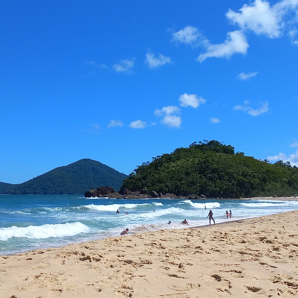 Praia Vermelha do Norte, com ondas fortes e areia dourada